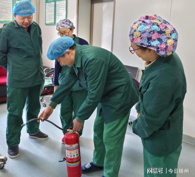 随县第二人民医院：“提拔握压”学消防筑牢安全“防火墙”(图3)