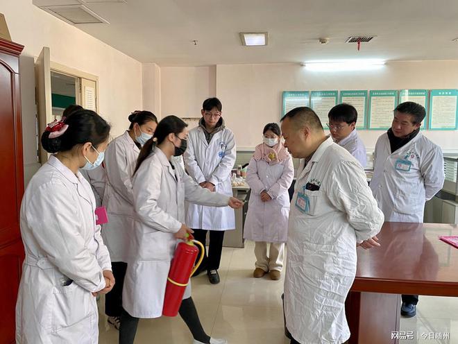 随县第二人民医院：“提拔握压”学消防筑牢安全“防火墙”(图1)