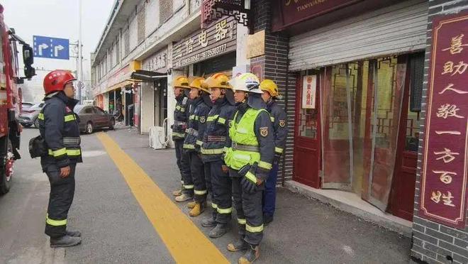 星空体育网站：阳泉市消防救援支队紧贴实战打扎实推进冬季练兵活动(图4)