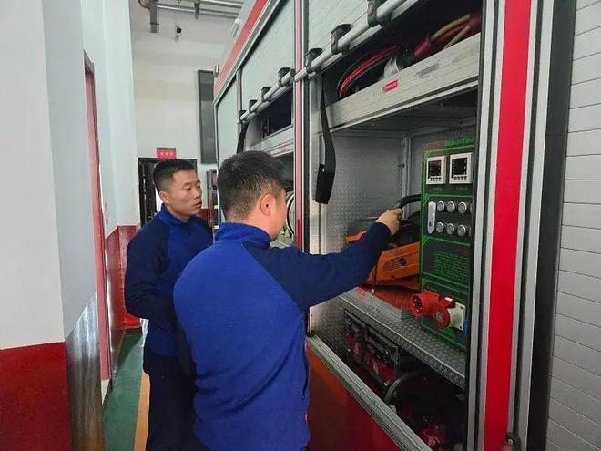 星空体育网站：阳泉市消防救援支队紧贴实战打扎实推进冬季练兵活动(图3)