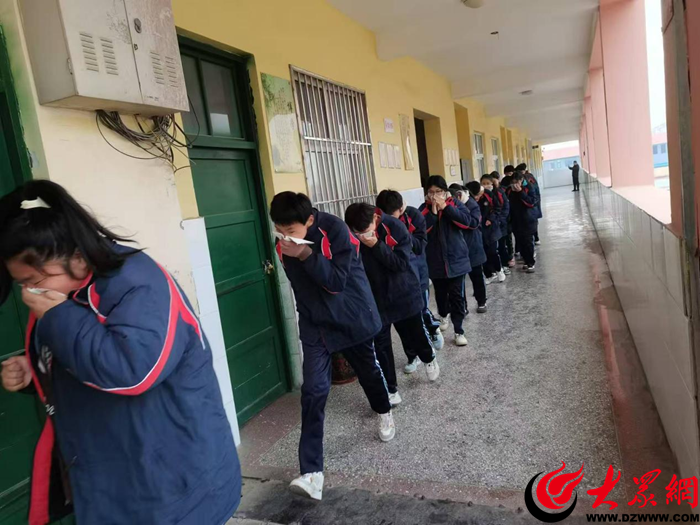 成武县汶上集镇初级中学举办消防应急疏散演练_成武_大众网(图1)