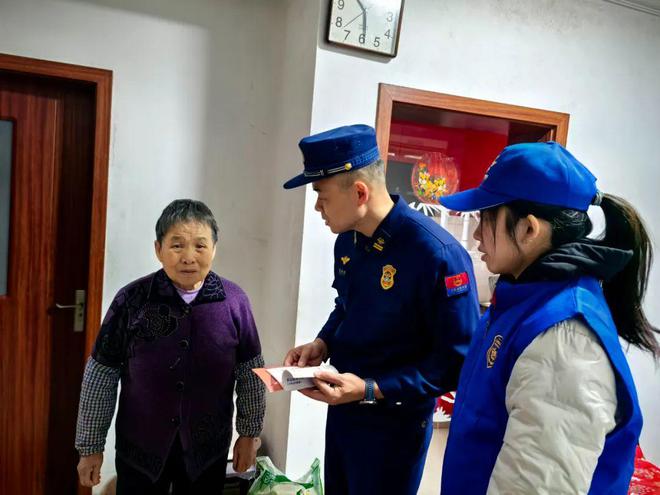 星空体育：新春将至安全先行宝山这里开展消防安全系列宣传活动爱申活暖心春(图6)