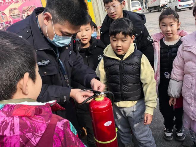 星空体育：新春将至安全先行宝山这里开展消防安全系列宣传活动爱申活暖心春(图11)