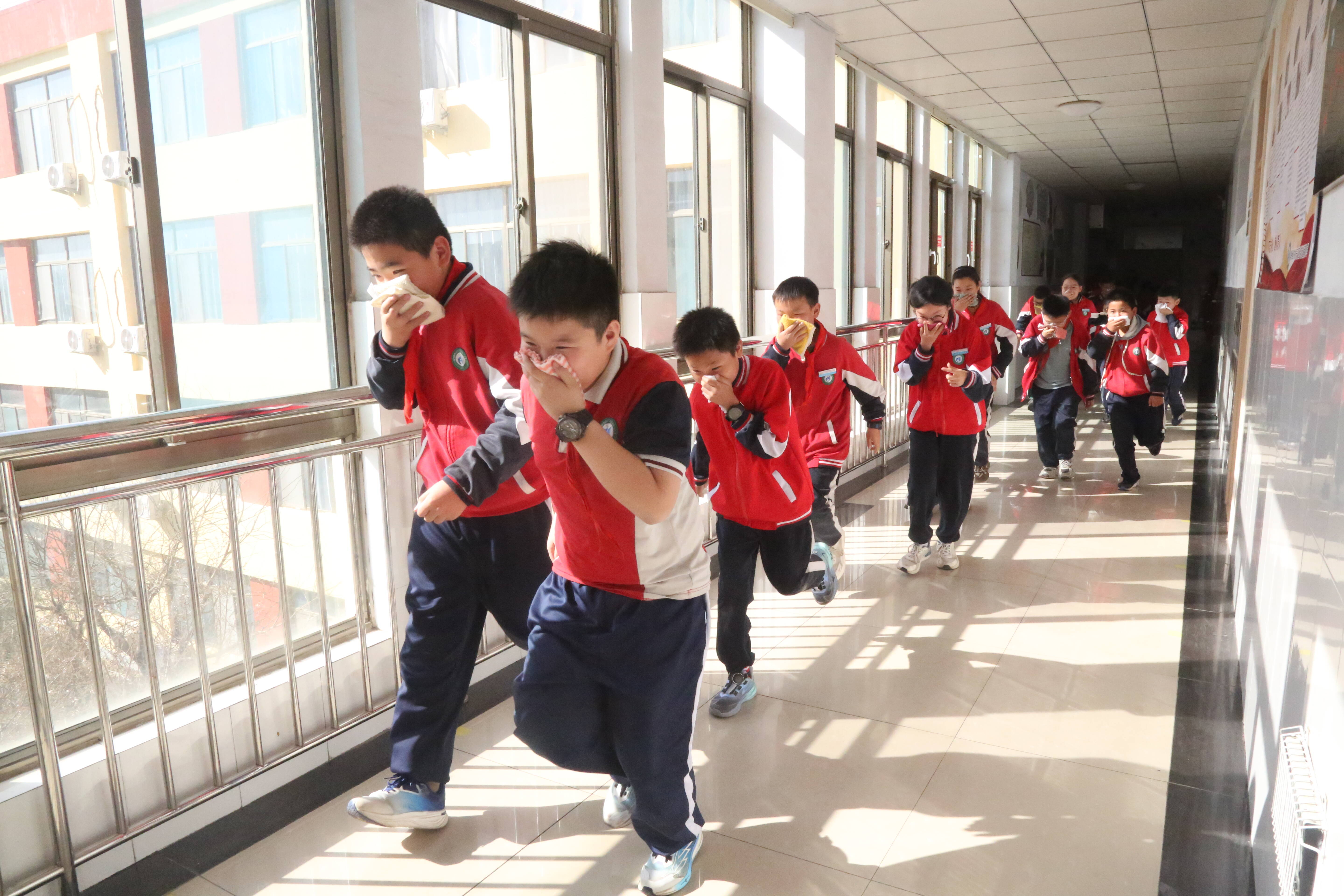 星空体育：全国中小学生安全教育日丨滨州：消防安全进校园助学生平安成长(图3)