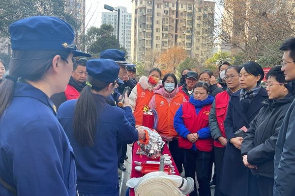 星空体育网站：滕州市龙泉街道和谐片区新时代文明实践站开展消防演练活动(图2)