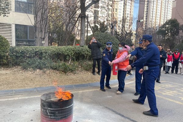 星空体育网站：滕州市龙泉街道和谐片区新时代文明实践站开展消防演练活动(图4)