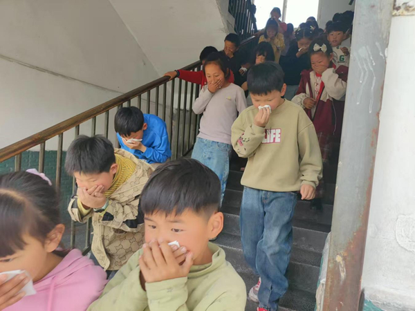 固镇县濠城中心小学开展消防演练活动(图1)