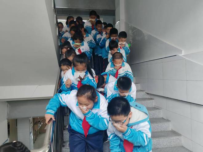 围场消防走进逸夫小学开展“消防零距离、校园共平安”主题活动(图1)