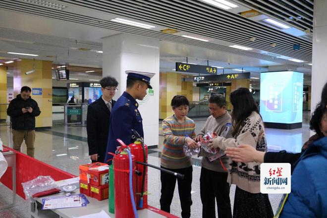 消防产品如何识假辨假？成都市消防救援支队轨道交通大队联合成都地铁、公交共同行动(图2)