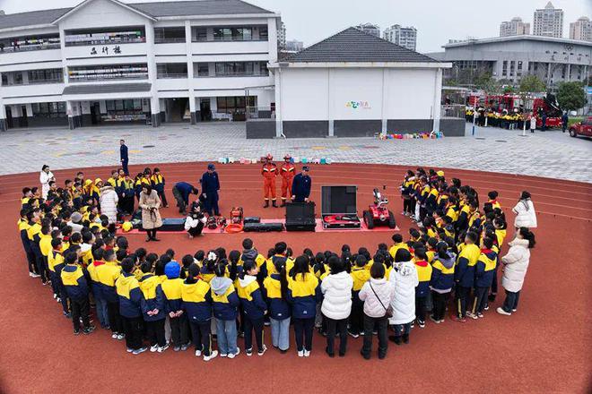 消防进校园安全润童心——安州消防上好“开学第一课”(图1)