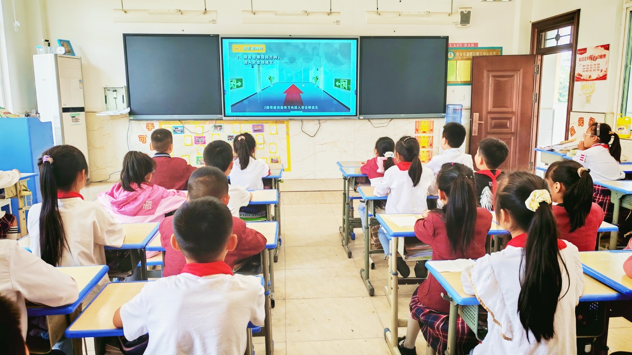 消防记心中安全伴我行——灞桥区惠王中心小学开展消防应急疏散演练(图1)