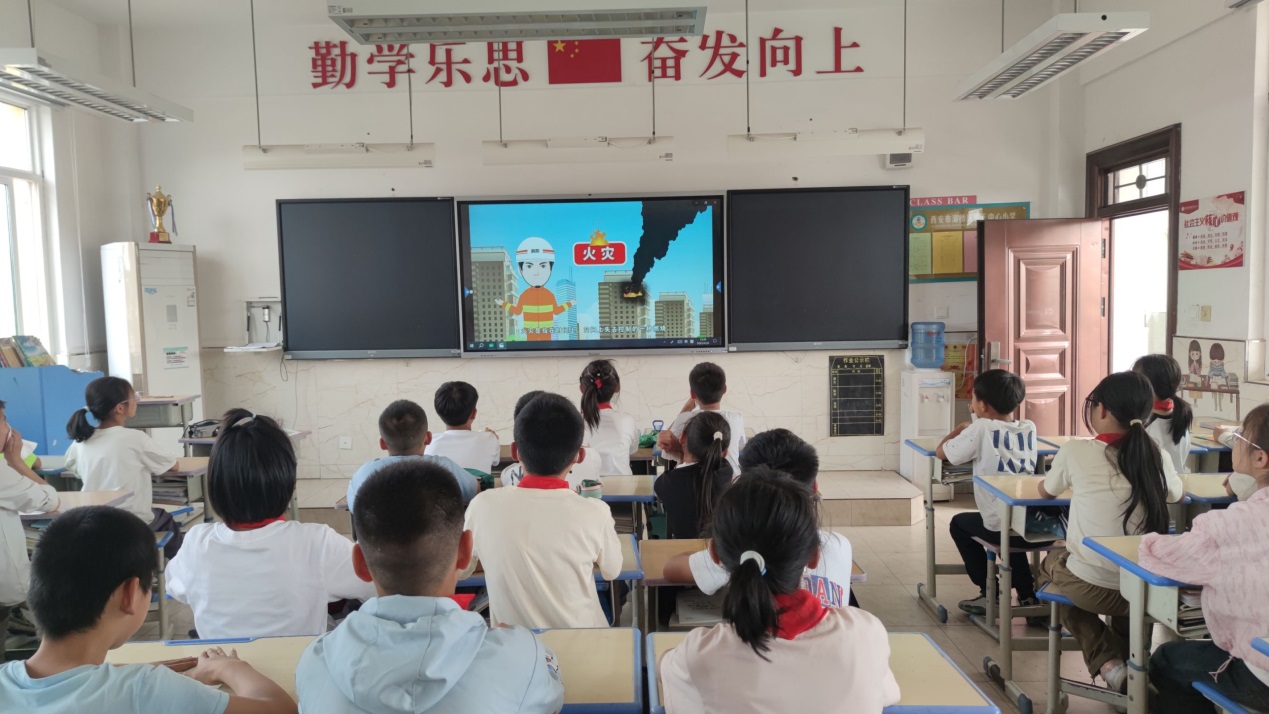 消防记心中安全伴我行——灞桥区惠王中心小学开展消防应急疏散演练(图2)