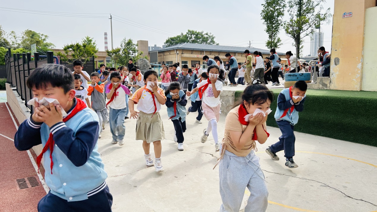消防记心中安全伴我行——灞桥区惠王中心小学开展消防应急疏散演练(图4)
