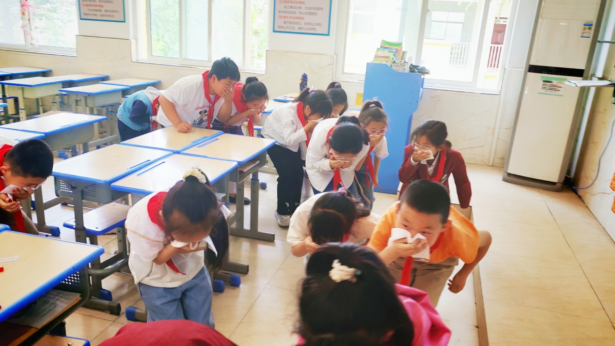 消防记心中安全伴我行——灞桥区惠王中心小学开展消防应急疏散演练(图3)