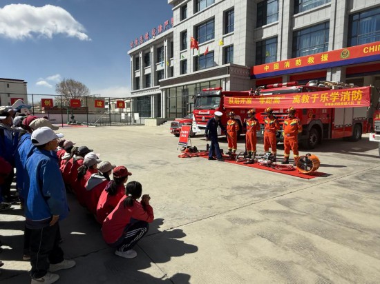 山南市贡嘎县消防开展队站开放日活动师生沉浸式体验消防生活(图2)