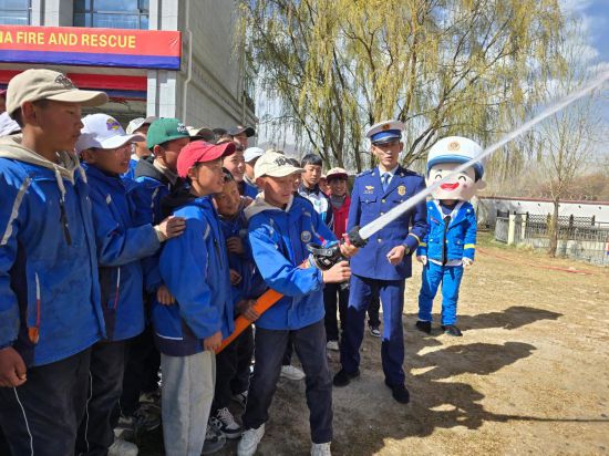 山南市贡嘎县消防开展队站开放日活动师生沉浸式体验消防生活(图1)