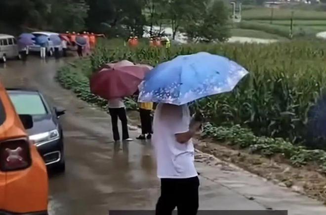 痛心！车辆坠河1人死亡！(图2)