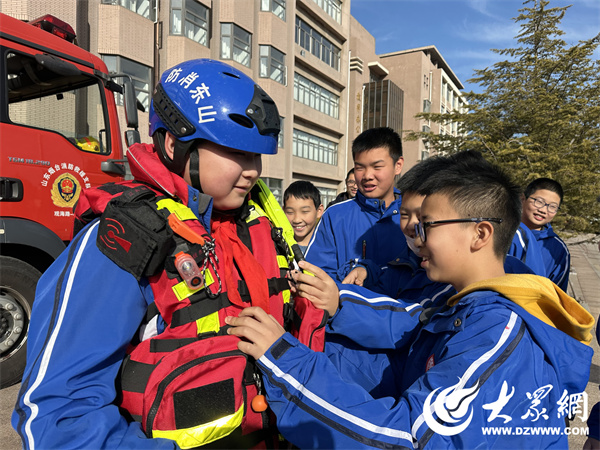 莱山区消防救援大队“小小消防志愿宣传员”上岗为安全注入新活力(图3)