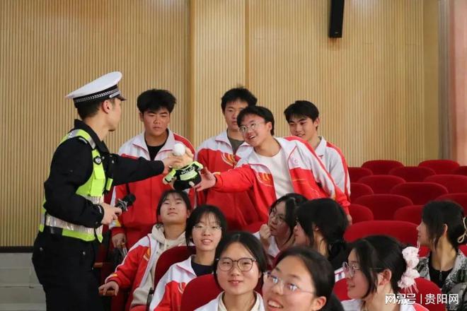 星空体育网站：头盔怎么戴？盲区多危险？贵州公安为中小学生上好安全课(图3)