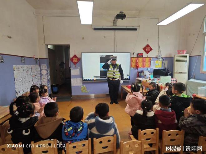 星空体育网站：头盔怎么戴？盲区多危险？贵州公安为中小学生上好安全课(图1)