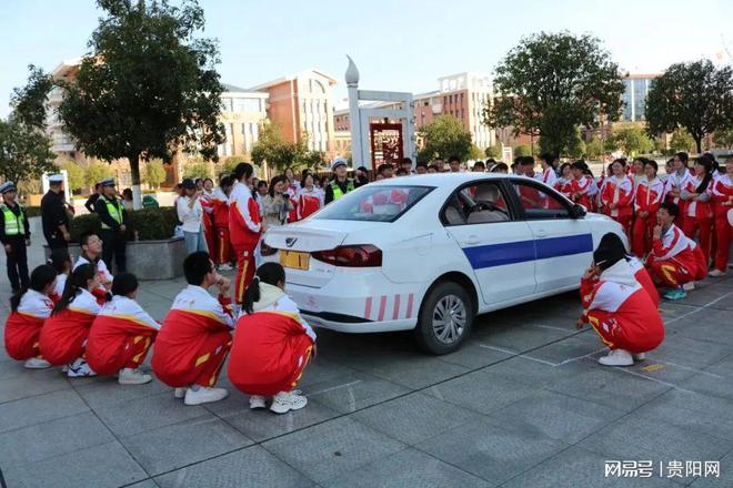 星空体育网站：头盔怎么戴？盲区多危险？贵州公安为中小学生上好安全课(图2)