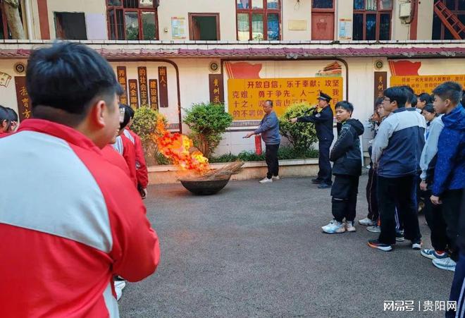星空体育网站：头盔怎么戴？盲区多危险？贵州公安为中小学生上好安全课(图4)