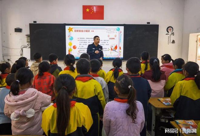 星空体育网站：头盔怎么戴？盲区多危险？贵州公安为中小学生上好安全课(图5)