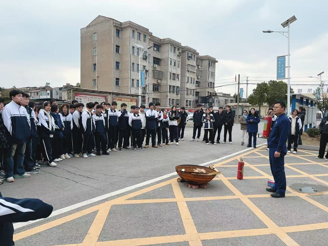 “开学第一课”共筑校园“防火墙”消防知识走进岳阳市江南通信职业技术学校(图2)
