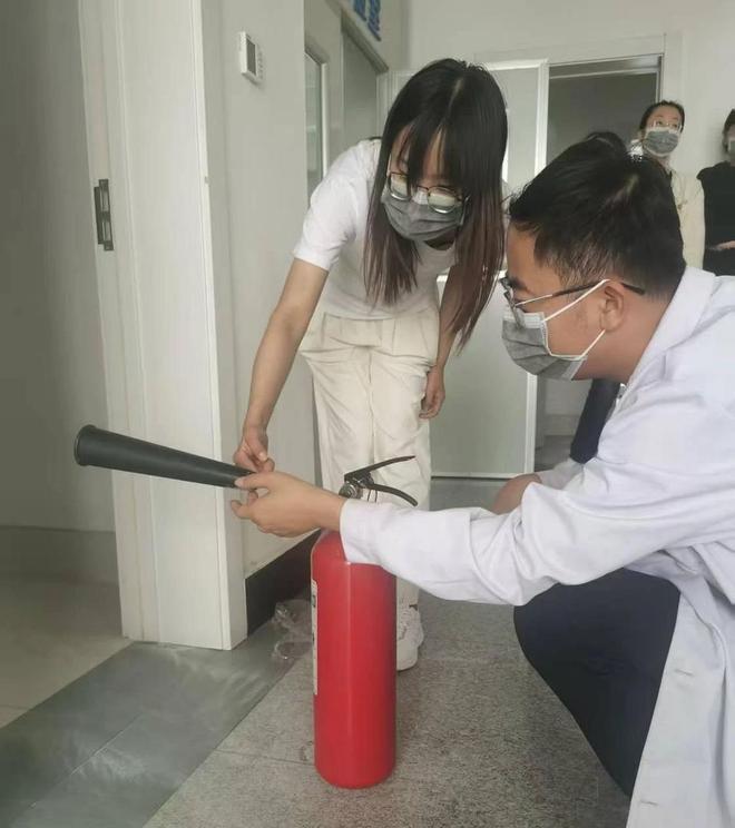 东营市疾控中心组织消防器材使用方法演练(图2)