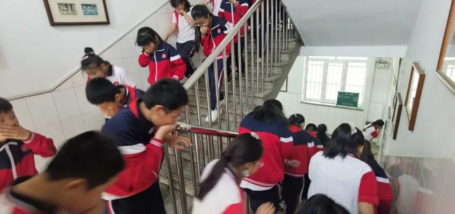 疏散演练、消防宣传、知识问答建新里社区这场校园消防宣传精彩又实用(图2)