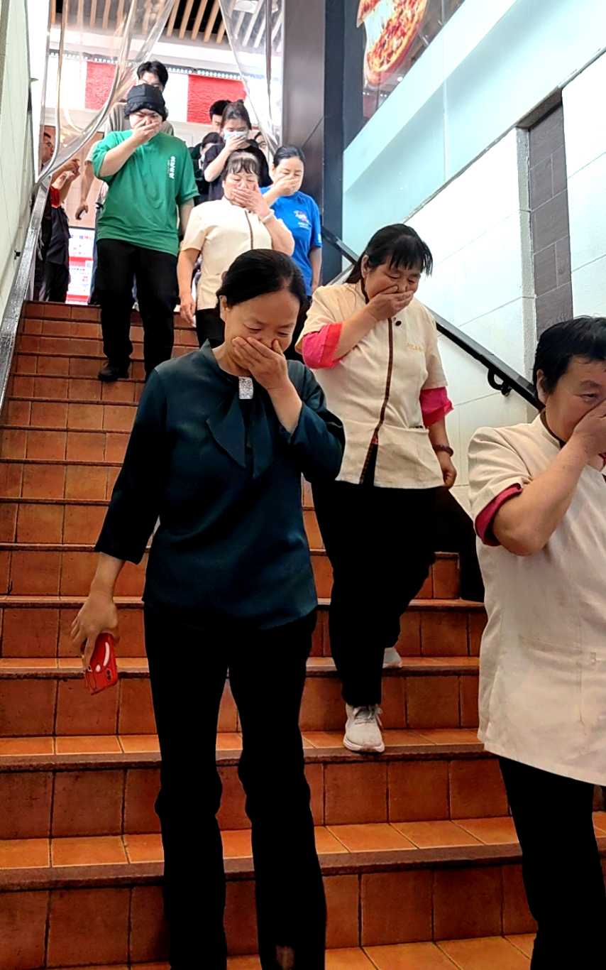 星空体育网站：南大街派出所开展餐饮场所消防应急演练暨培训活动(图2)