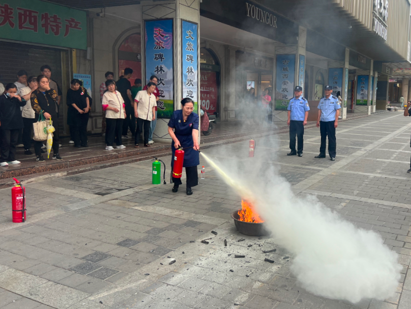 星空体育网站：南大街派出所开展餐饮场所消防应急演练暨培训活动(图3)