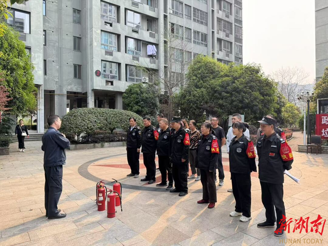 星空体育：湘园社区为小区物业安保队伍提升消防安全技能(图1)
