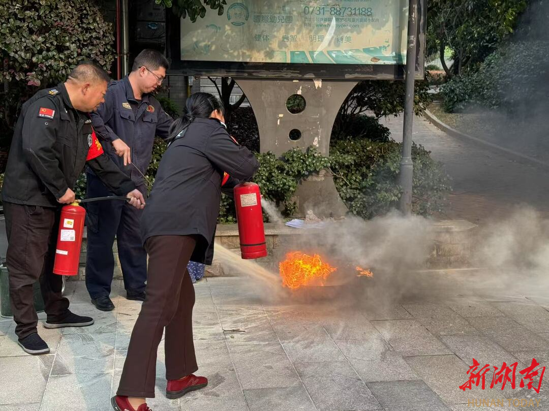 星空体育：湘园社区为小区物业安保队伍提升消防安全技能(图2)