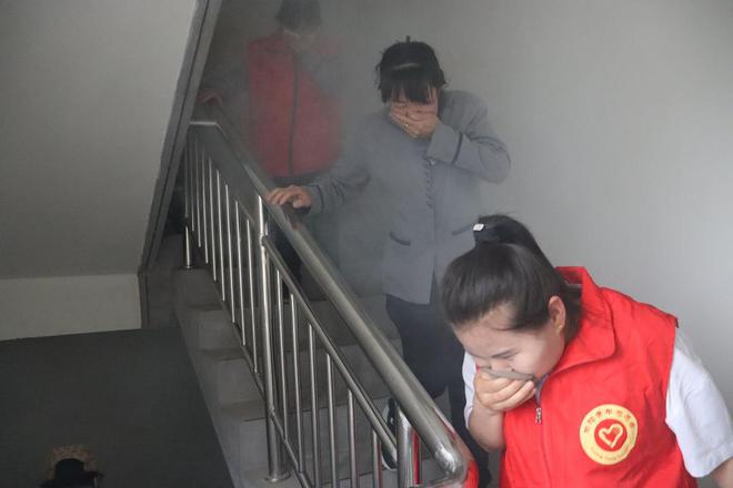 星空体育：高层逃生+灭火实操！榆阳区寨城庄社区筑牢安全防火墙(图3)