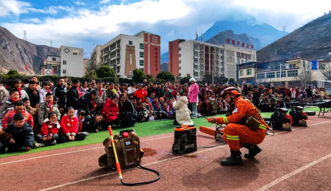 星空体育：威聚焦丨多地开展森林防火进校园活动共筑绿色安全防线(图2)
