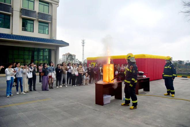 星空体育网站：“欢庆三月三消防零距离”消防站里学安全！(图5)