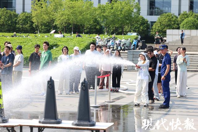南京消防进高校大学生“玩得嗨学得溜”(图2)