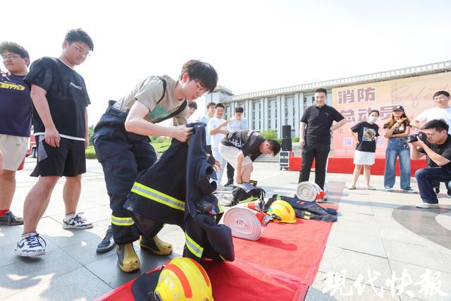 南京消防进高校大学生“玩得嗨学得溜”(图3)