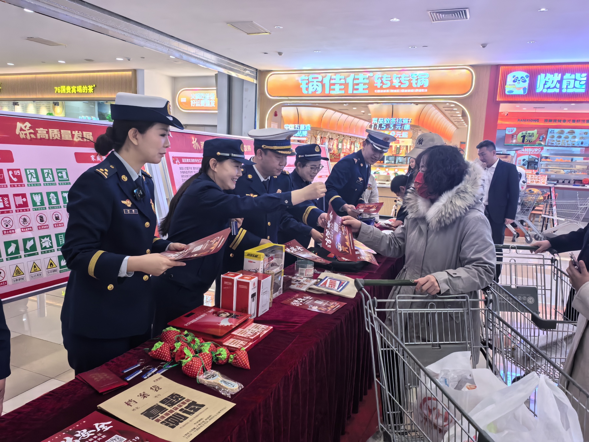 天津港保税区消防救援支队联合市场局开展“3·15”消防产品科普宣传直播活动(图1)