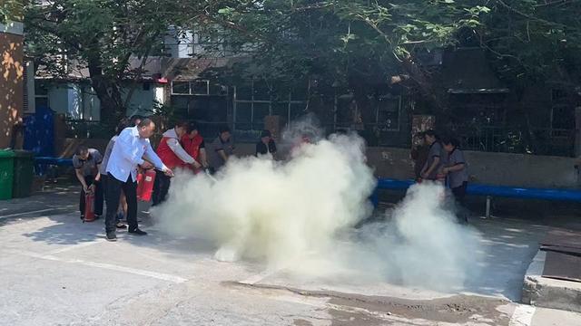 星空体育：安阳市东关街道育才东社区组织辖区商户开展消防安全应急演练(图2)