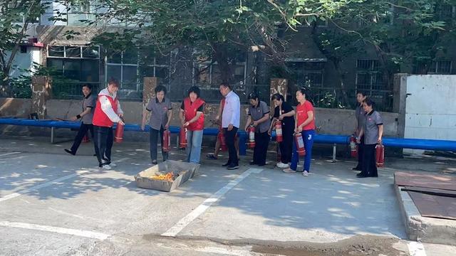星空体育：安阳市东关街道育才东社区组织辖区商户开展消防安全应急演练(图1)