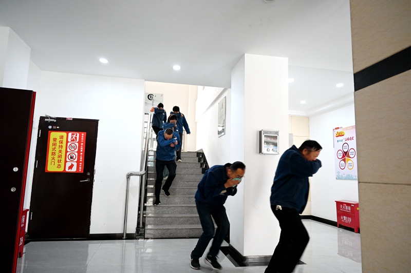 星空体育：国网宕昌县供电公司：消防培训理论实操并行防患于“未燃”(图2)