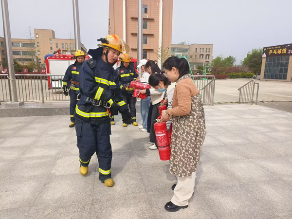 固镇县第二实验小学：消防润童心安全伴童行(图1)