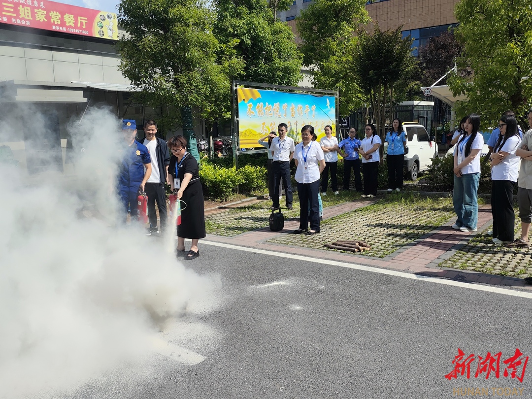 沅陵大队走进县政务服务中心开展消防安全知识培训活动(图1)