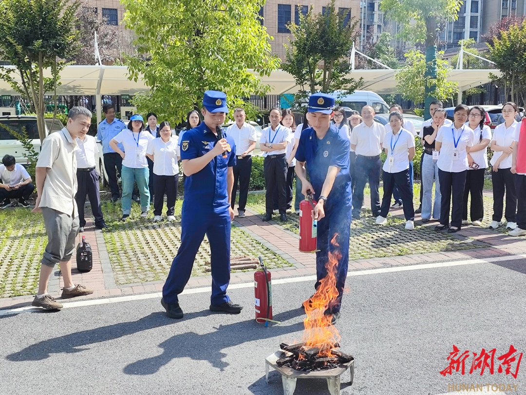 沅陵大队走进县政务服务中心开展消防安全知识培训活动(图2)