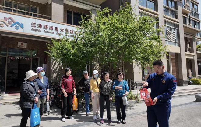 星空体育：学消防知识长消防技能他们成为家门口的安全守护神(图2)