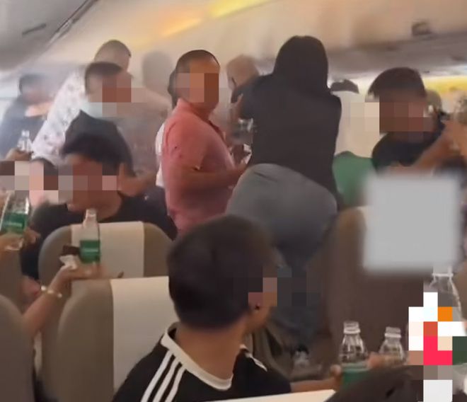 惊魂一刻！一航班飞行中充电宝突然冒烟机舱烟雾弥漫乘客“极限接力”搬矿泉水扑救(图1)