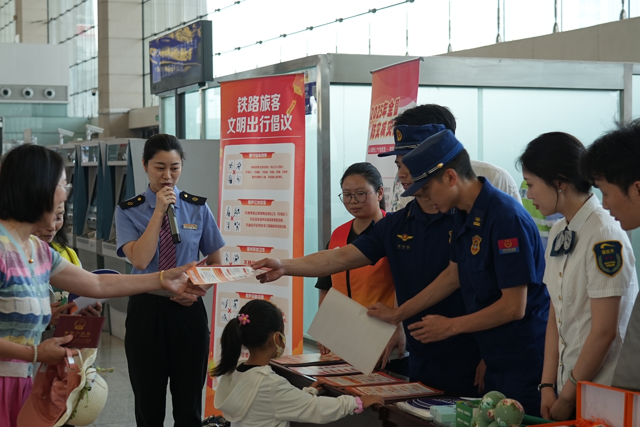 防灾减灾宣传活动走进成都东站共筑平安出行路(图1)