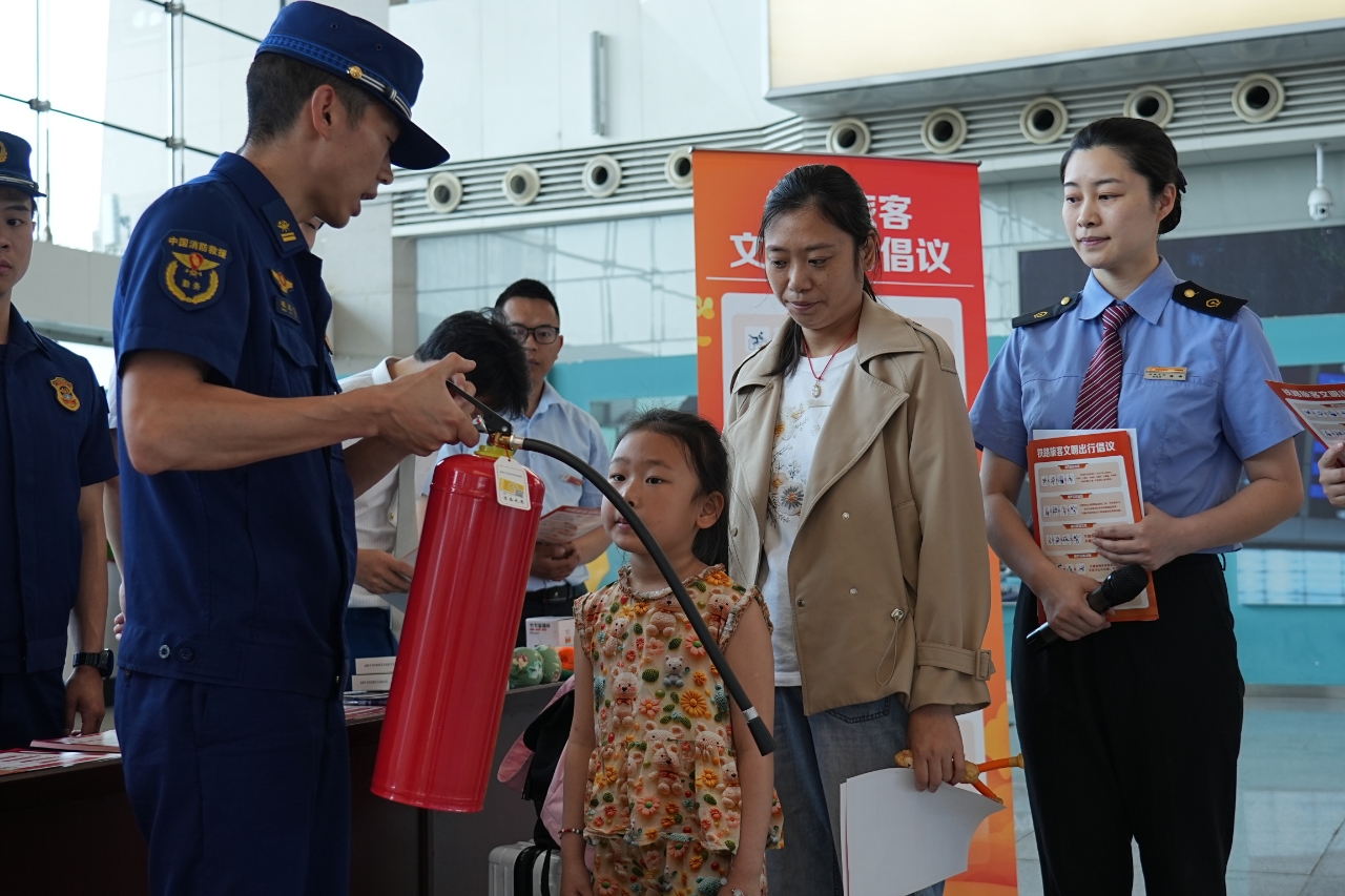 防灾减灾宣传活动走进成都东站共筑平安出行路(图2)